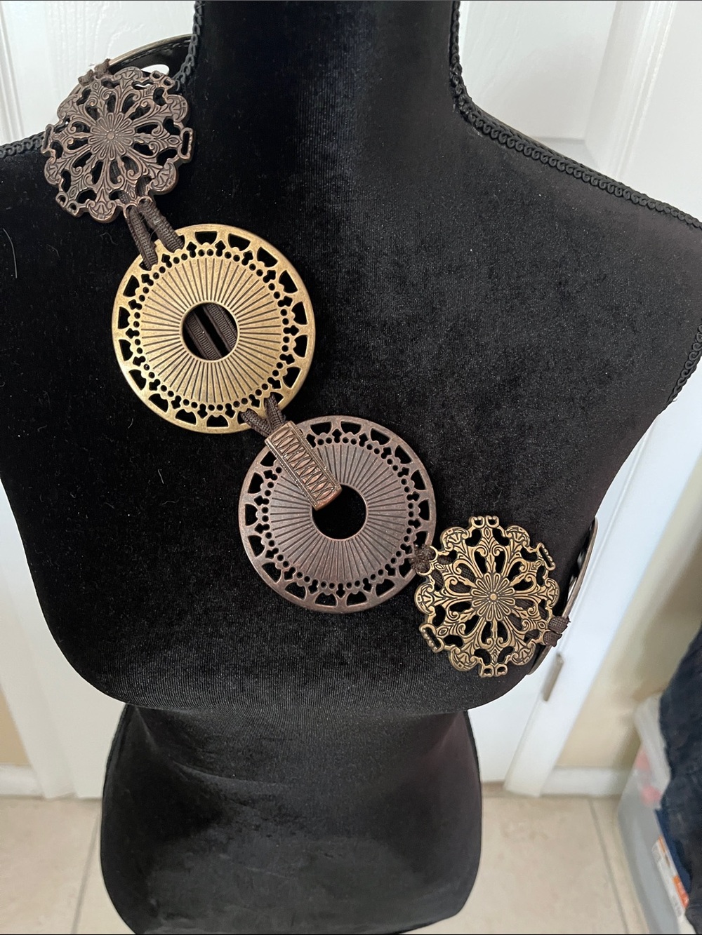 Sandy Duftler VTG round metal concho designer belt gold brass tone medallion 34” - Picture 14 of 15